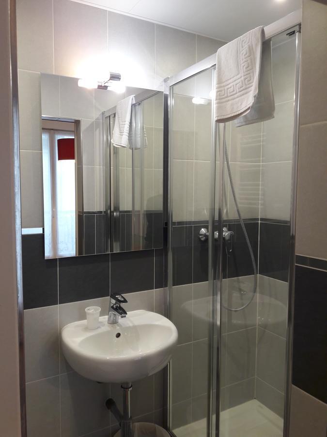 Perfect Hotel & Hostel Париж Екстериор снимка A shower cubicle