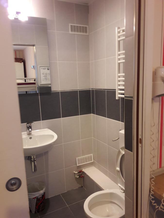 Perfect Hotel & Hostel Париж Екстериор снимка A shower cubicle
