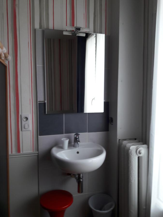 Perfect Hotel & Hostel Париж Стая снимка A typical washbasin