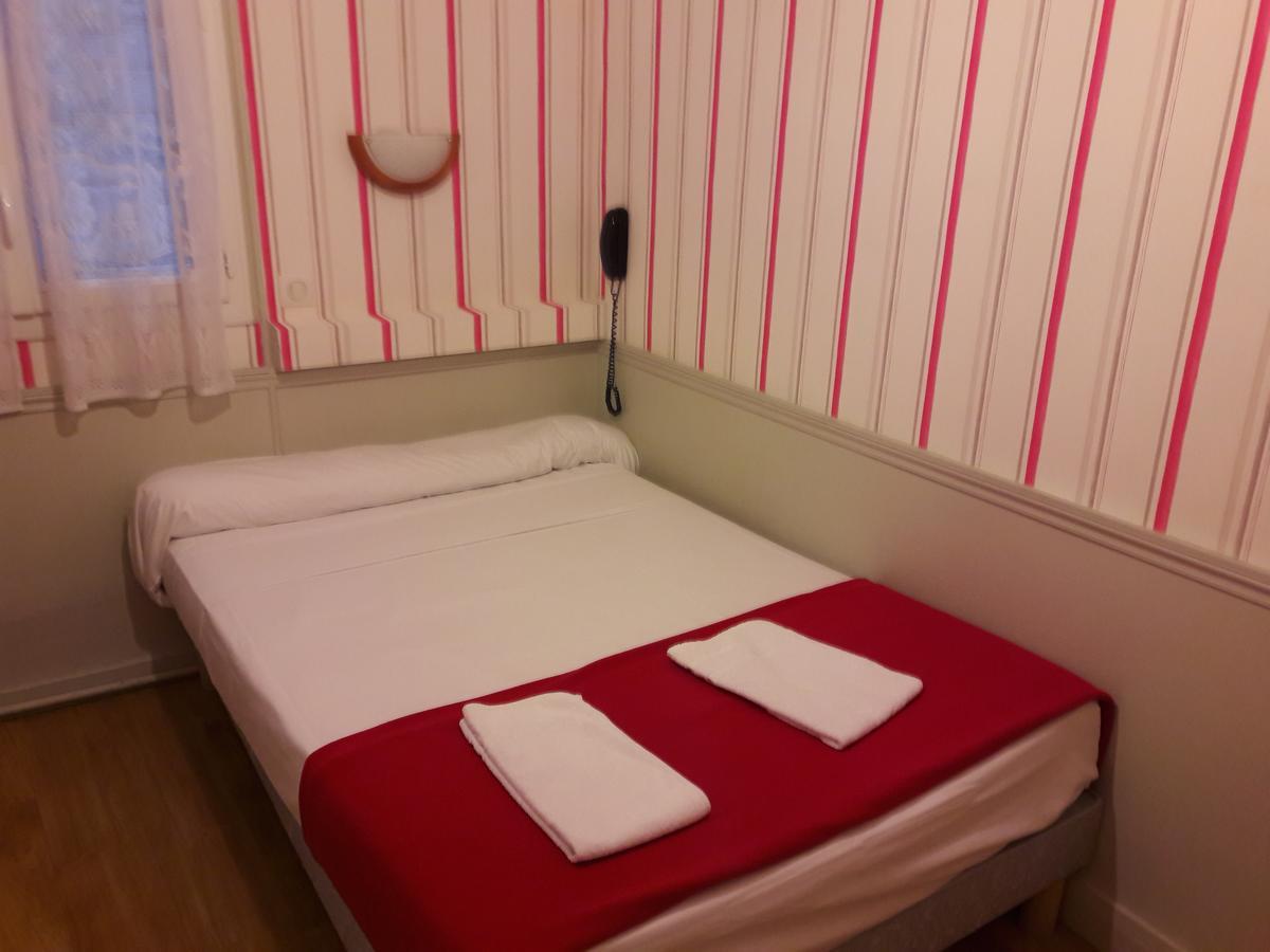 Perfect Hotel & Hostel Париж Стая снимка A room at the hotel