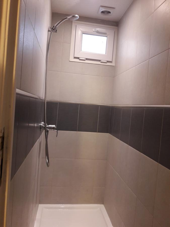 Perfect Hotel & Hostel Париж Стая снимка Bathroom with a shower bath