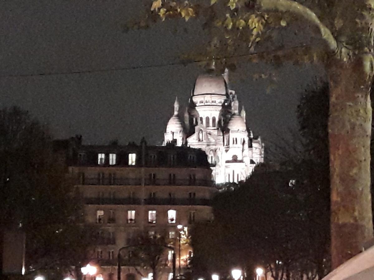 Perfect Hotel & Hostel Париж Екстериор снимка The Sacré-Cœur at night