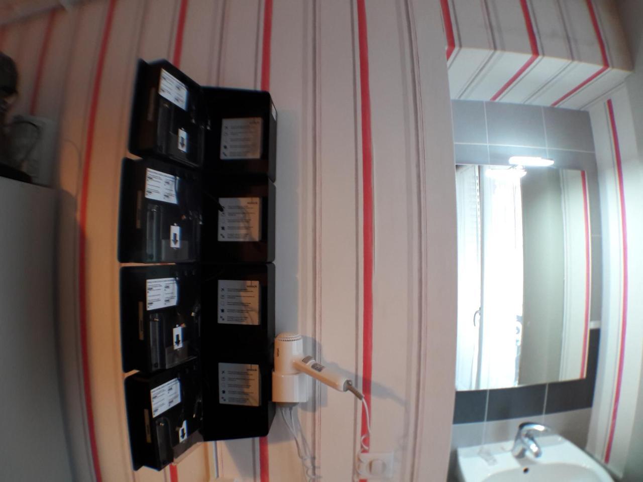 Perfect Hotel & Hostel Париж Екстериор снимка A bathroom in a hotel