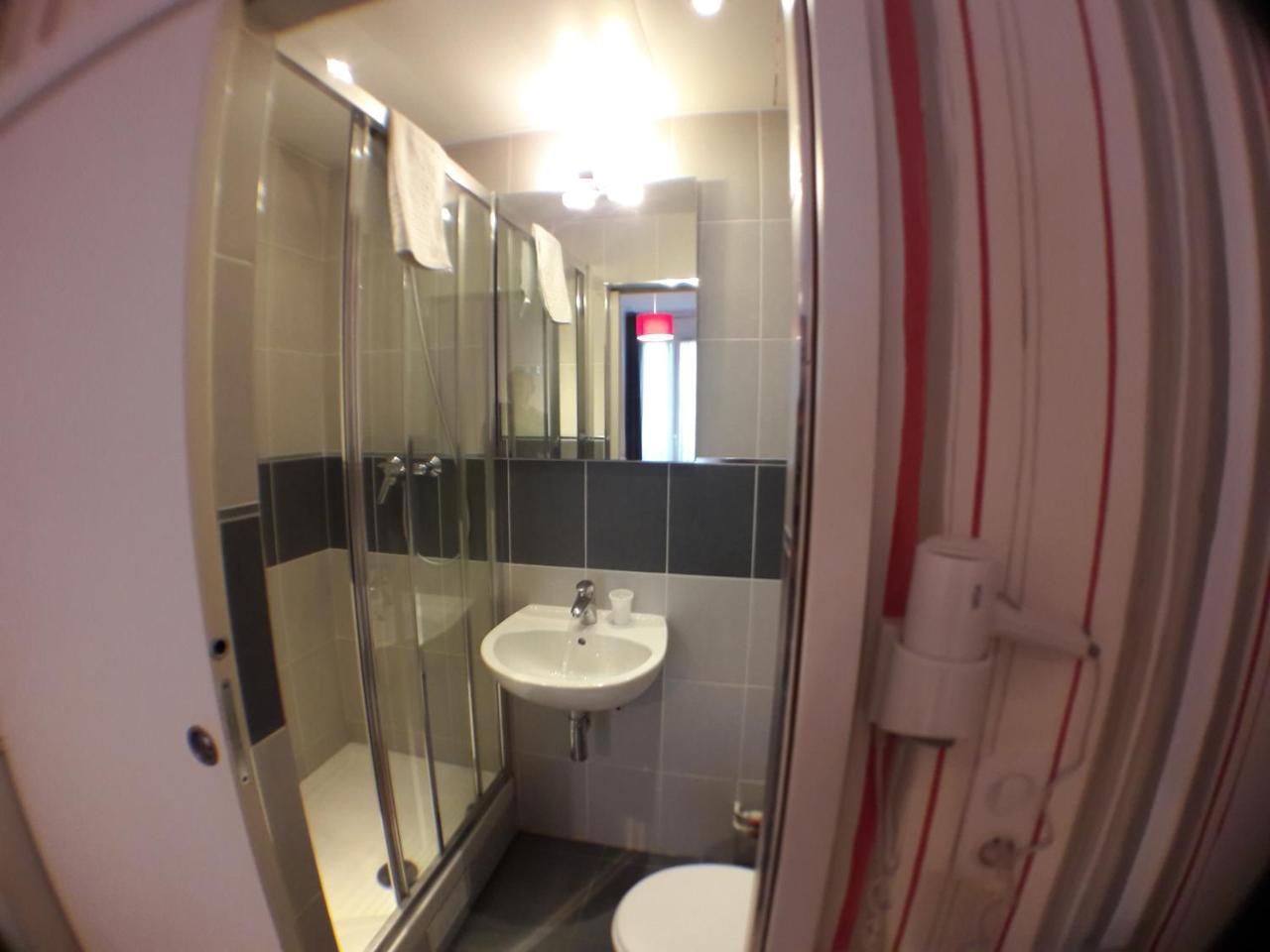 Perfect Hotel & Hostel Париж Екстериор снимка A typical bathroom in a Premier Inn