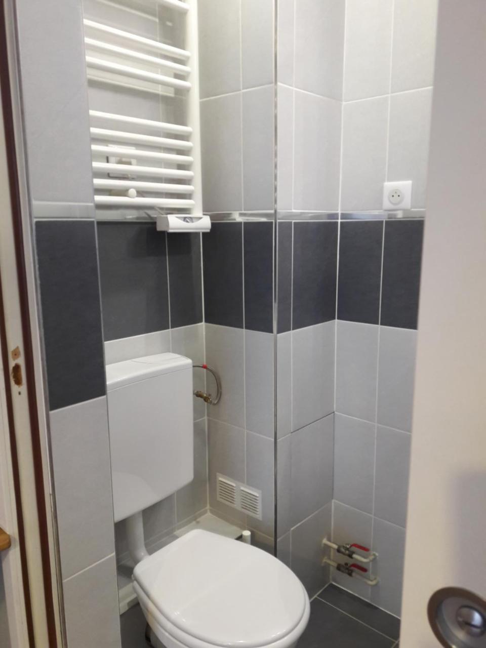 Perfect Hotel & Hostel Париж Екстериор снимка Bathroom in a typical apartment