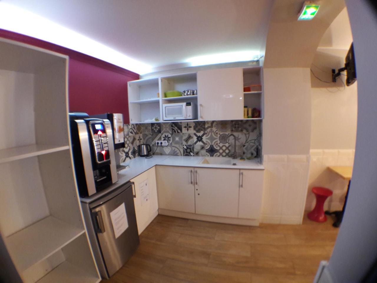 Perfect Hotel & Hostel Париж Екстериор снимка A typical kitchen in a student residence hall